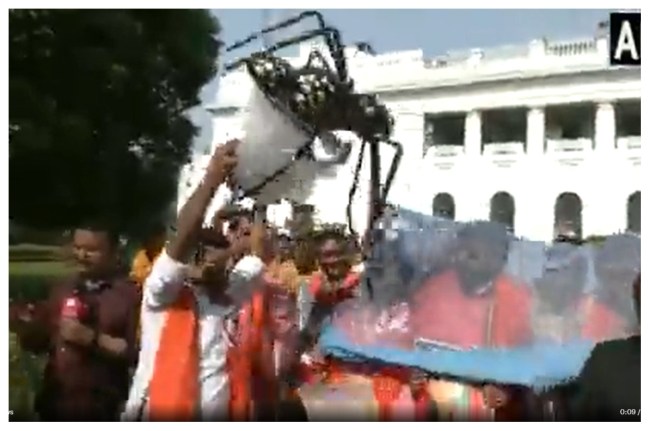 मच्छरदानी के साथ प्रदर्शन करते लोग