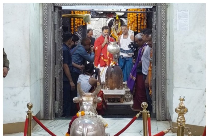 महाकाल मंदिर में राहुल गांधी पूजा करते हुए