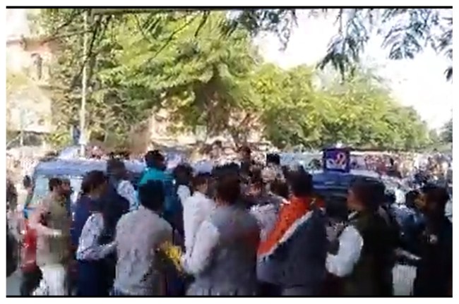 मारपीट का वीडियो ग्रेब