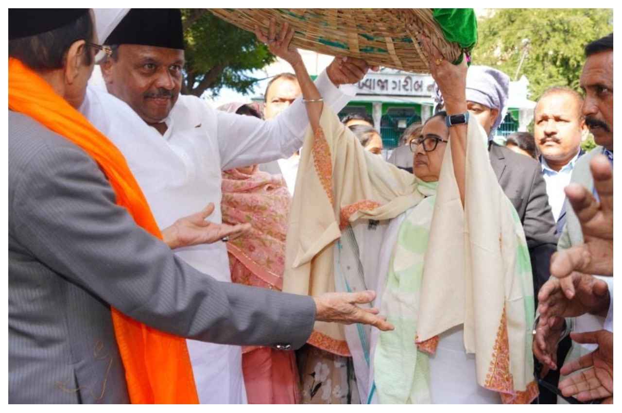 पश्चिम बंगाल की CM ममता बनर्जी पहुंची अजमेर दरगाह, मांगी यह दुआ