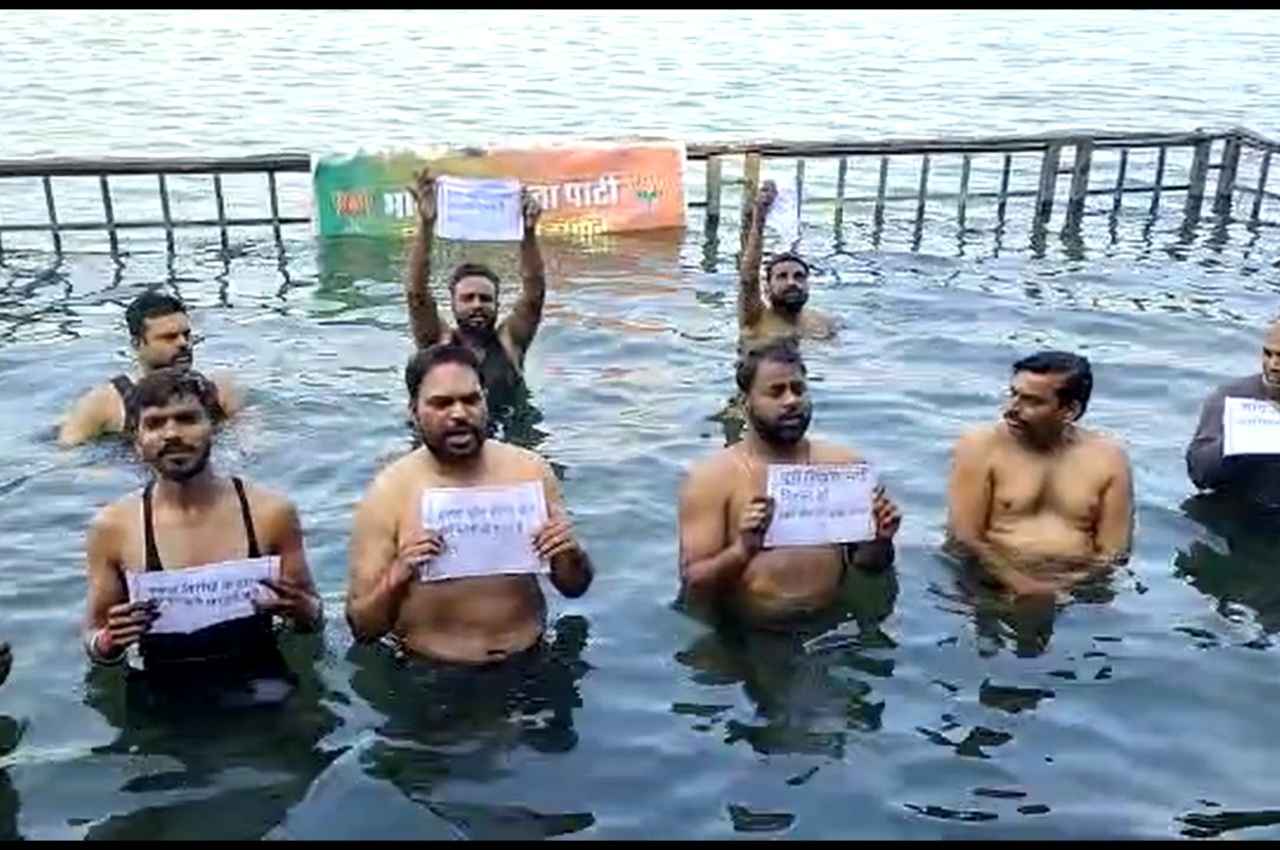 Rajasthan News: ऐसी ठंड में नदी में क्यों जल सत्याग्रह करने लगे यह लोग? देखें वीडियो 
