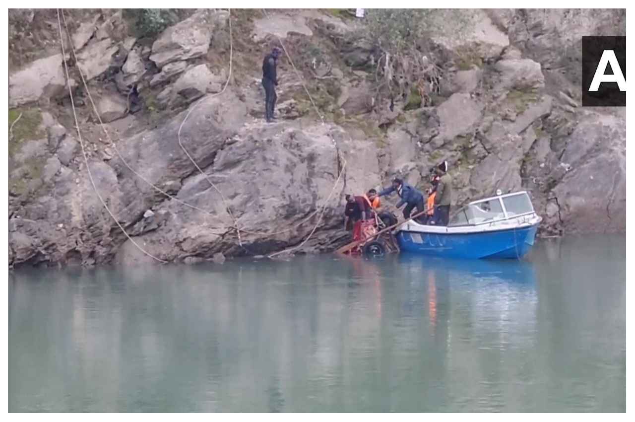 Chenab Accident: जम्मू कश्मीर में बड़ा हादसा, एक परिवार के तीन लोग कार समेत चेनाब नदी में गिरे