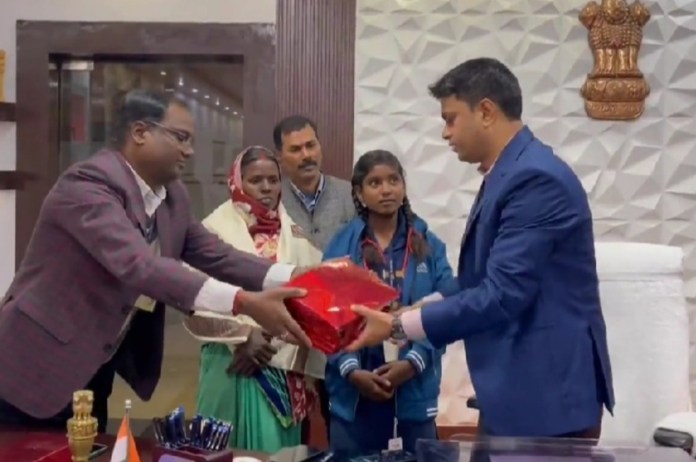 DM हो तो धर्मेंद्र कुमार जैसा और छात्रा हो तो सलोनी कुमारी जैसी...नशा मुक्ति गाने पर वायरल हुई...बना दी गई 1 दिन के लिए DEO यानी जिला शिक्षा पदाधिकारी...रोहतास