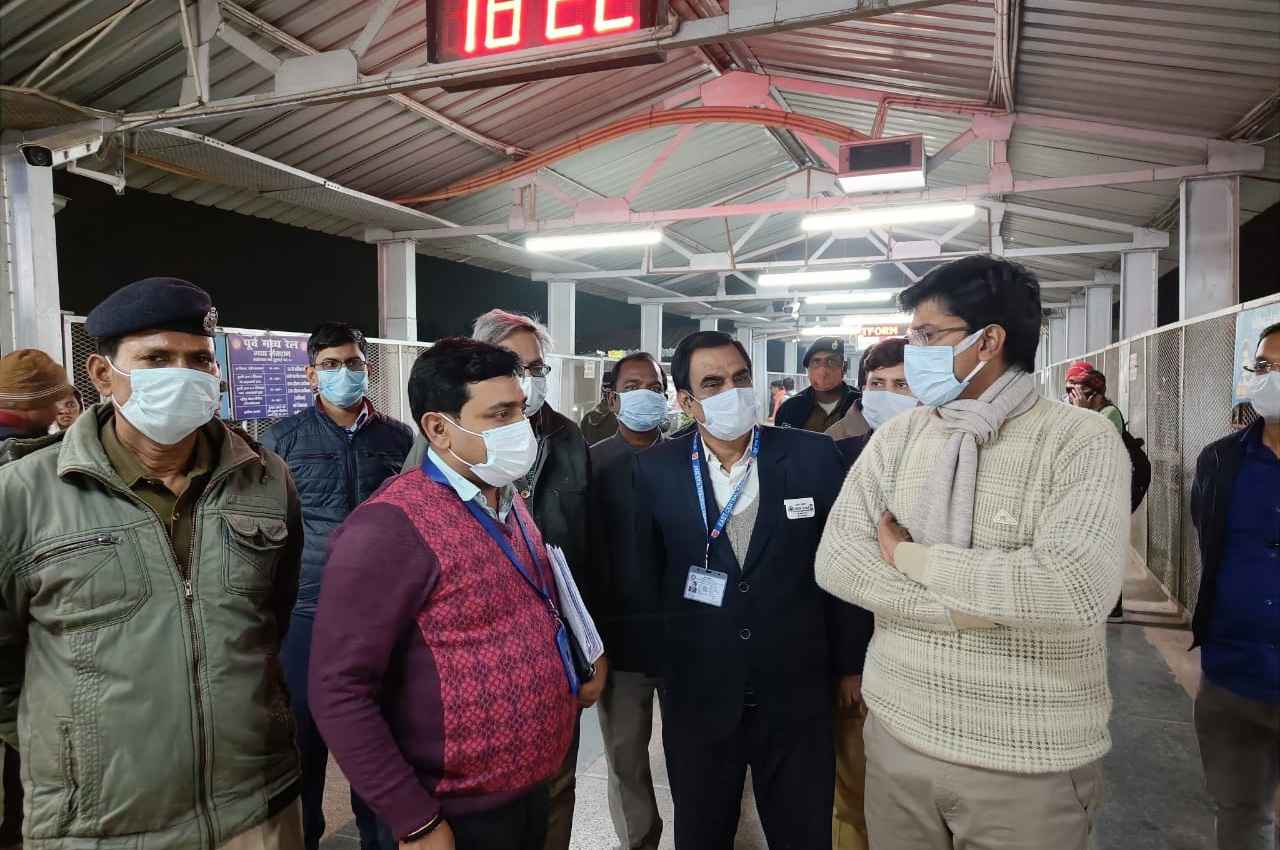 जायजा लेते जिला पदाधिकारी