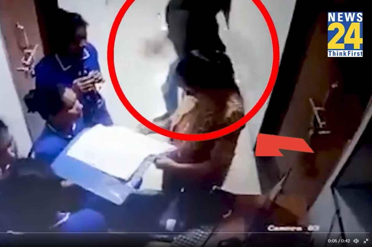 Video: गर्लफ्रेंड को डांटा, वार्ड बॉय ने डॉक्टर की गर्दन में घोंप दी कैंची, वीडियो वायरल