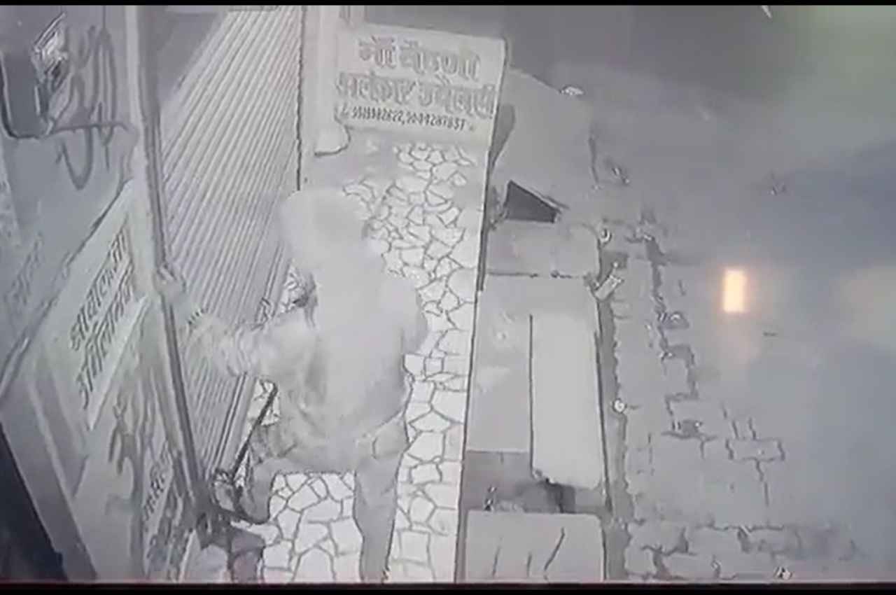 Viral Video: ज्वेलरी शॉप का ताला तोड़ रहीं थीं 3 लड़कियां, तभी आ धमकी पुलिस, फिर क्या हुआ, देखें वीडियो