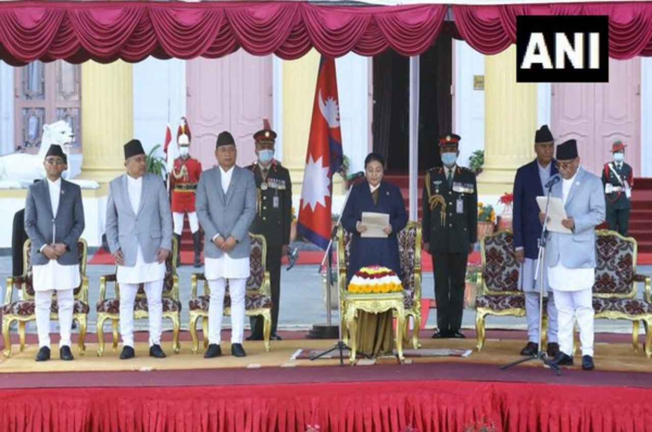 नेपाल के पीएम पद की शपथ लेते प्रचंड