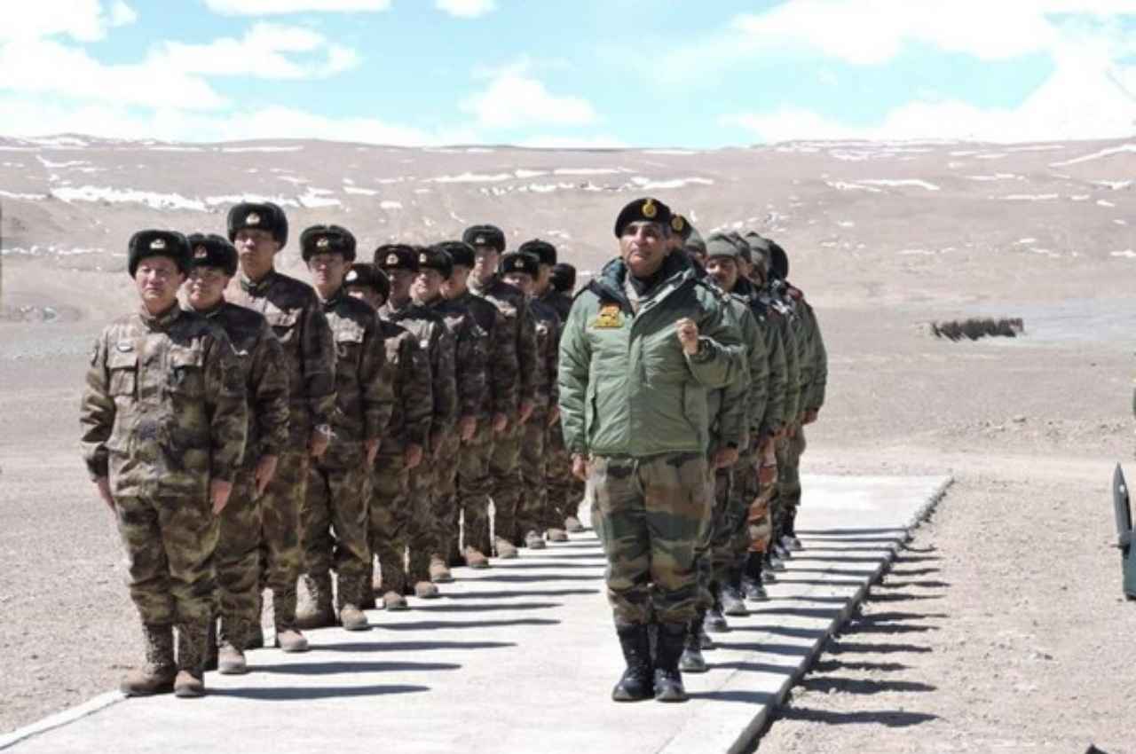 प्रतीकात्मक फोटो चीन और भारतीय सेना प्रतीकात्मक फोटो चीन और भारतीय सेना