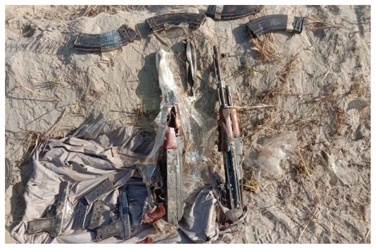 Punjab News: अबोहर बॉर्डर पर दो एके 47 राइफल, 4 राइफल मैगजीन समेत हथियारों का जखीरा बरामद
