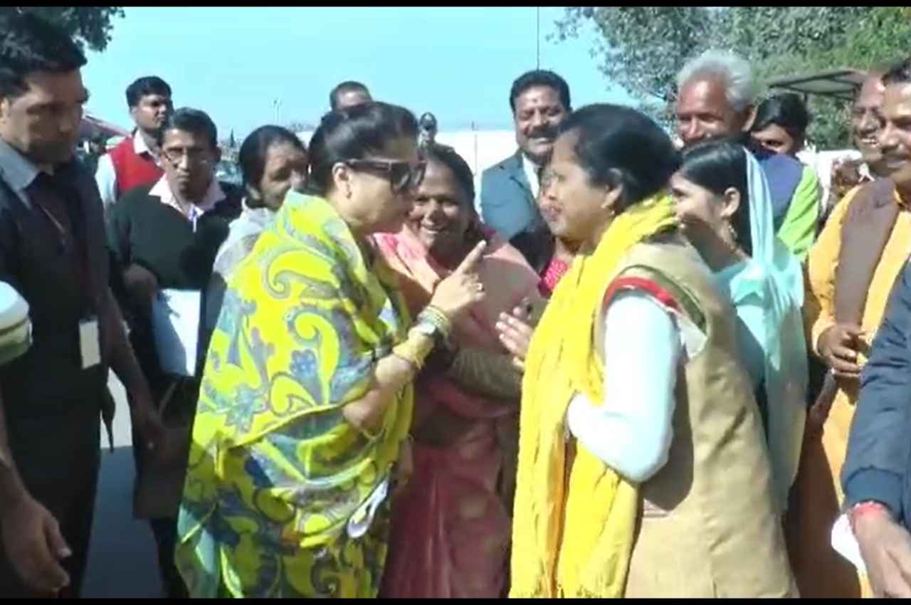 Video: 'मैं बुआ नहीं, मेरा नाम यशोधरा राजे सिंधिया है', ज्योतिरादित्य सिंधिया समर्थकों पर भड़की खेल मंत्री 