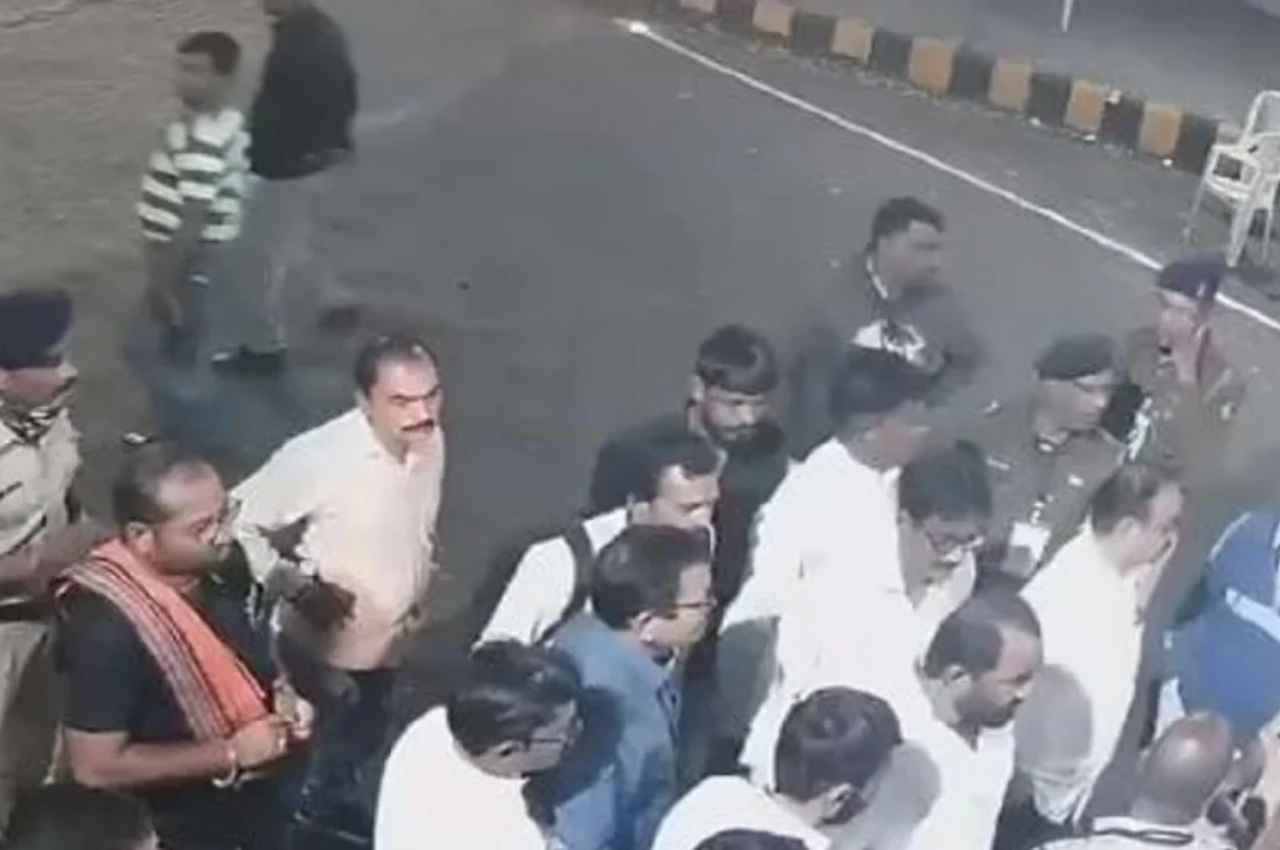Video: नागपुर में शिवसेना विधायक और पुलिसकर्मियों में हाथापाई, वीडियो वायरल
