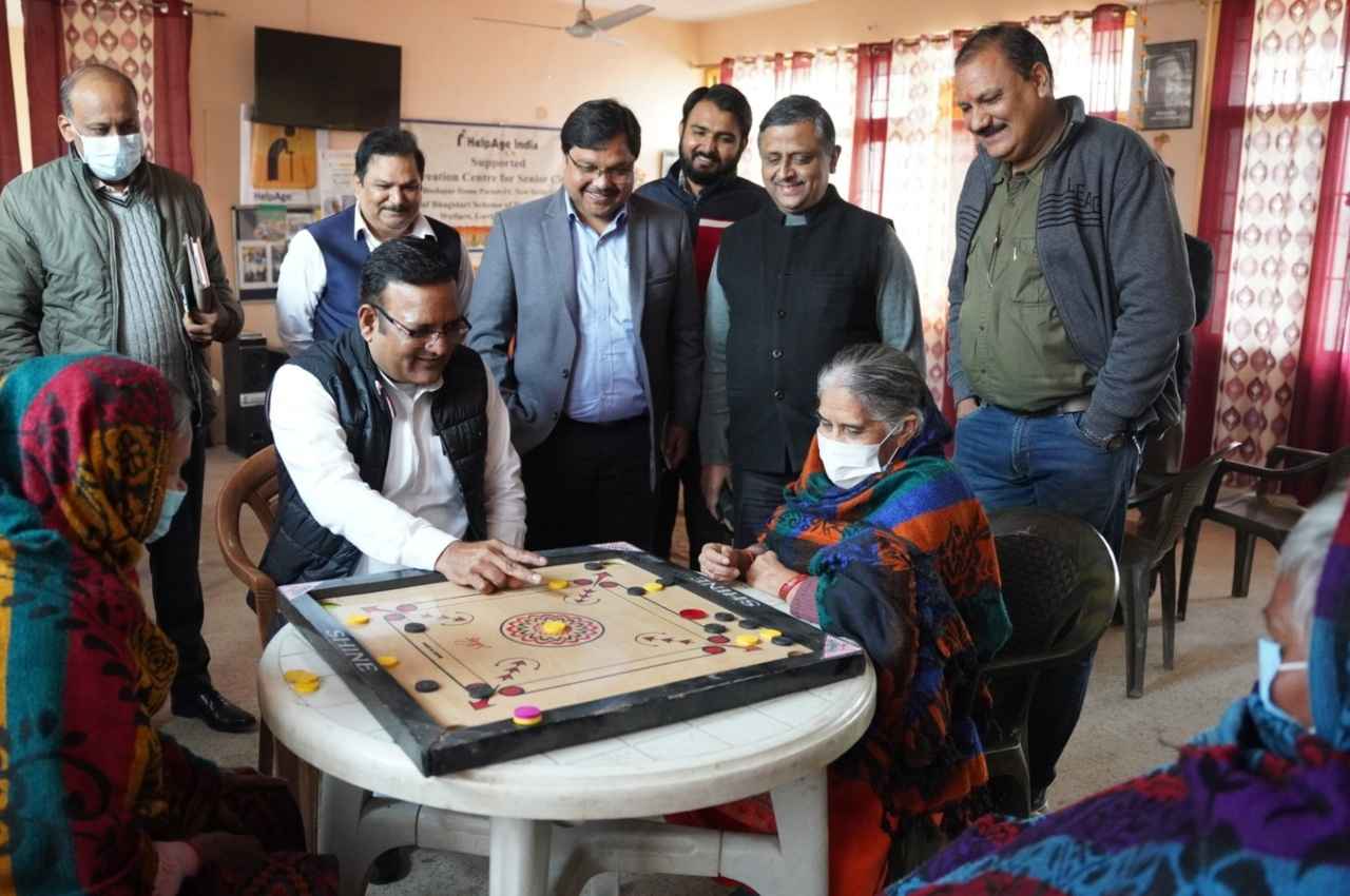 Delhi News: मंत्री राजकुमार आनंद ने वृद्ध आश्रम का किया निरीक्षण, खुद चखकर की खाने की जांच 