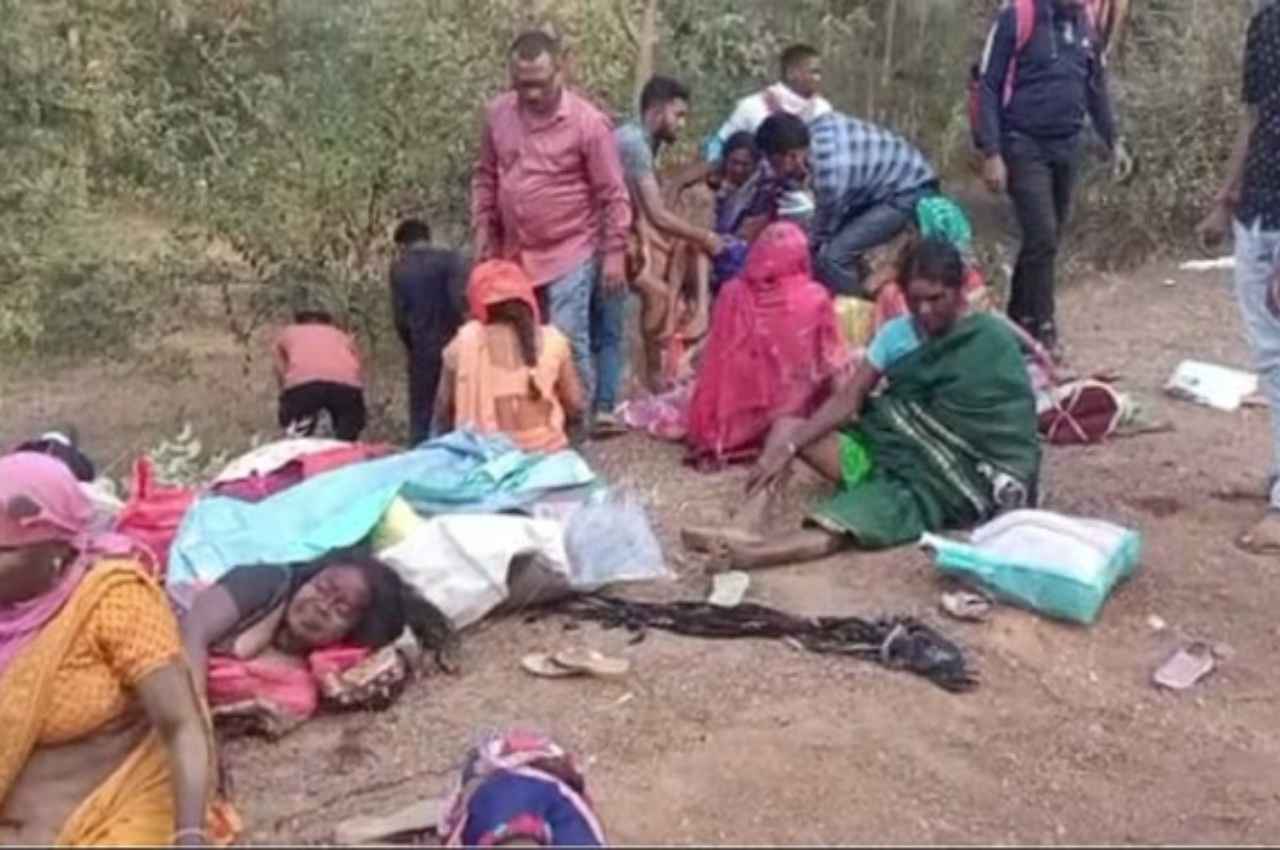 छत्तीसगढ़ में बड़ा हादसा, सवारियों से भरा टैंपो पलटा, 2 की मौत और 36 घायल