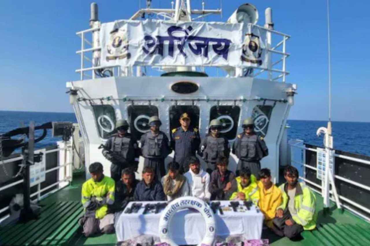 गुजरात कोस्टगार्ड और ATS का बड़ा ऑपरेशन, हथियार और ड्रग्स ले जा रही पाकिस्तानी नाव को पकड़ा