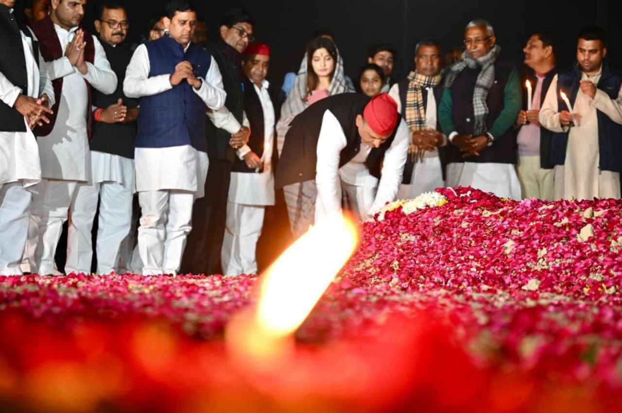 Mainpuri By-Election: जीत के बाद पिता की समाधि पर पहुंचे अखिलेश यादव, चाचा शिवपाल के लिए कहा- कद बड़ा ही होगा
