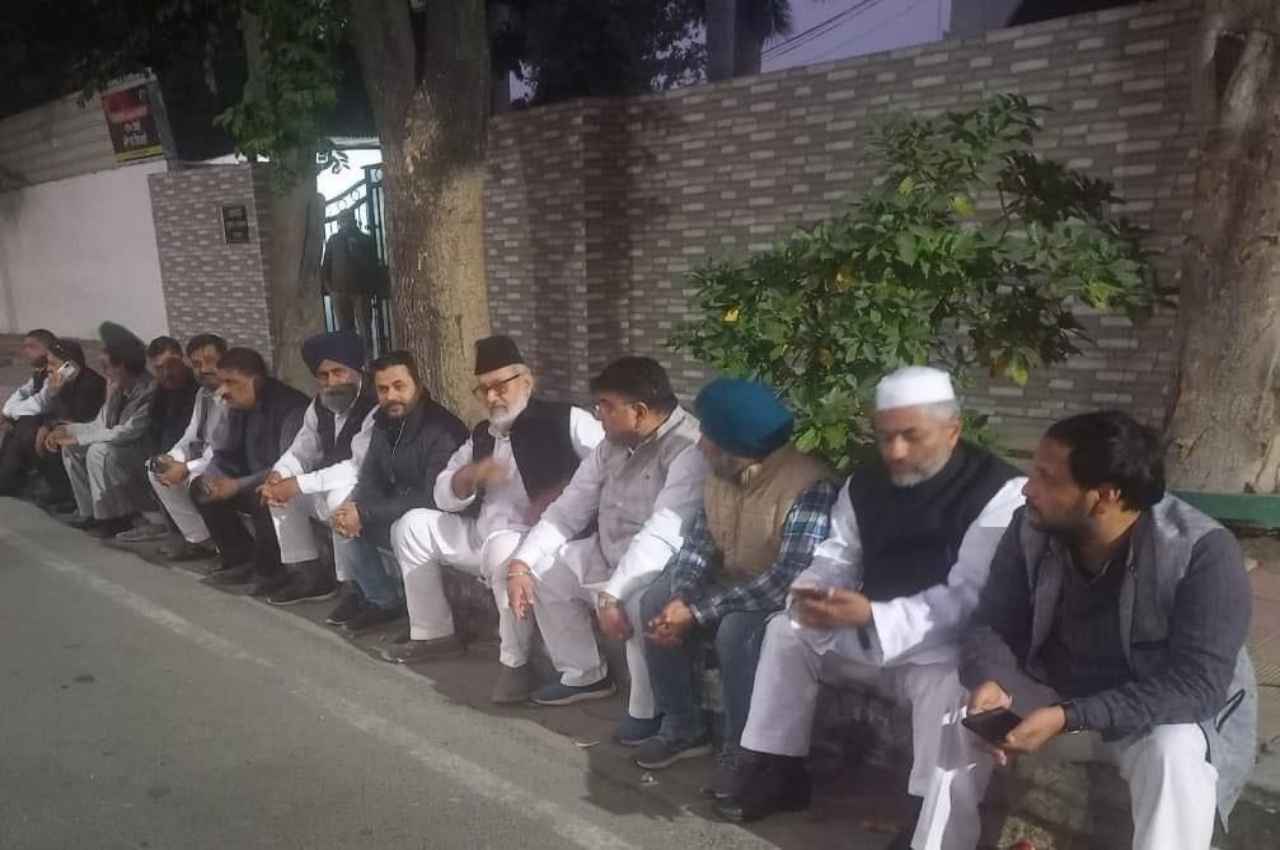 Rampur By-Election: वोटिंग से एक दिन पहले धरने पर बैठे सपा प्रत्याशी आसिम रजा, बोले- सेना बुलाओ