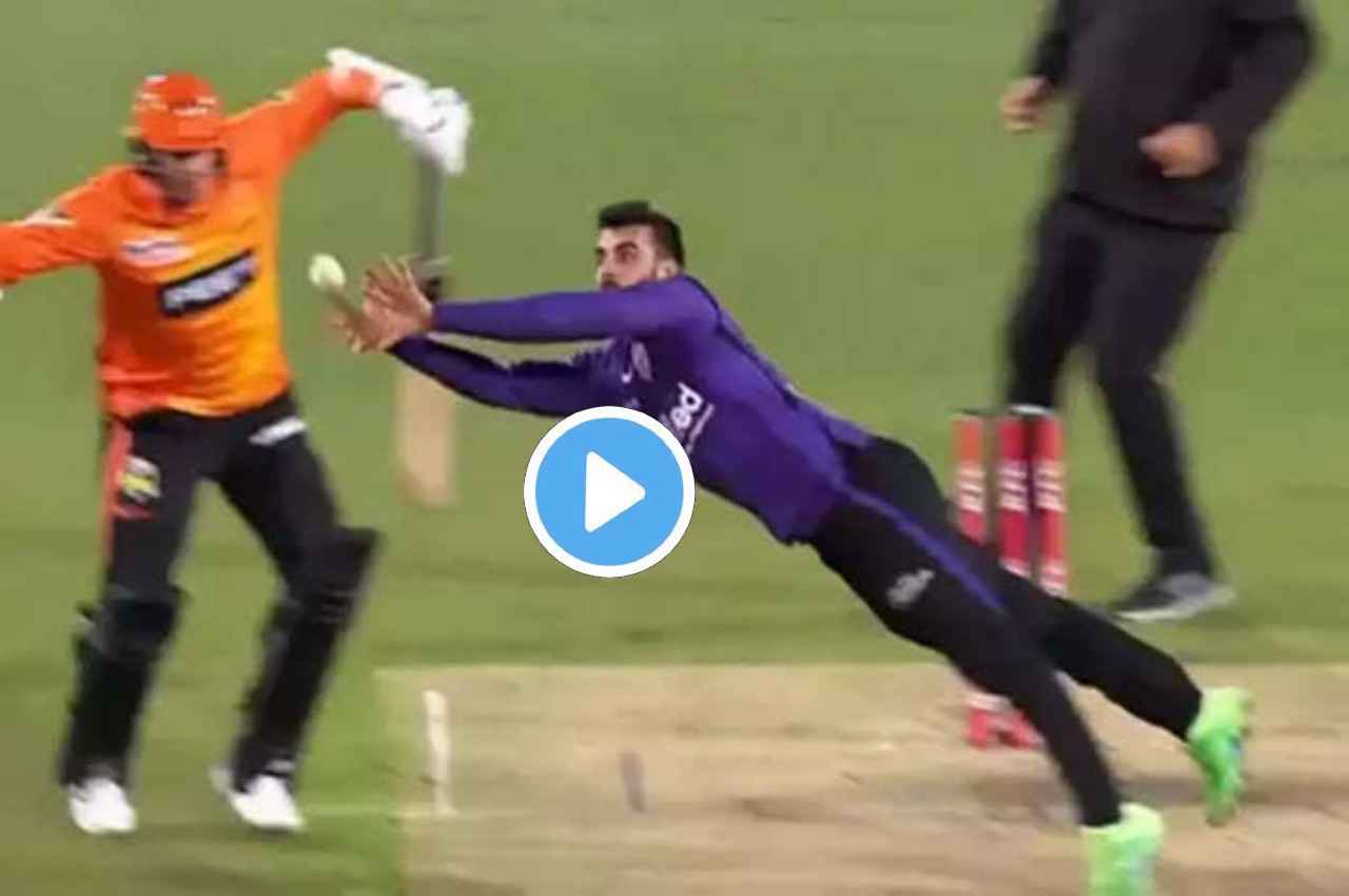 BBL 2022: 'कैच हो तो ऐसा' खुद की बॉल पर Shadab Khan ने लगाई चीते जैसी छलांग और लपक ली बॉल, देखें वीडियो