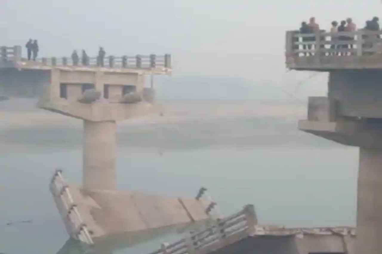 बिहार में एक और हादसा; 13 करोड़ रुपये की लागत से बना ब्रिज उद्घाटन से पहले गिरा