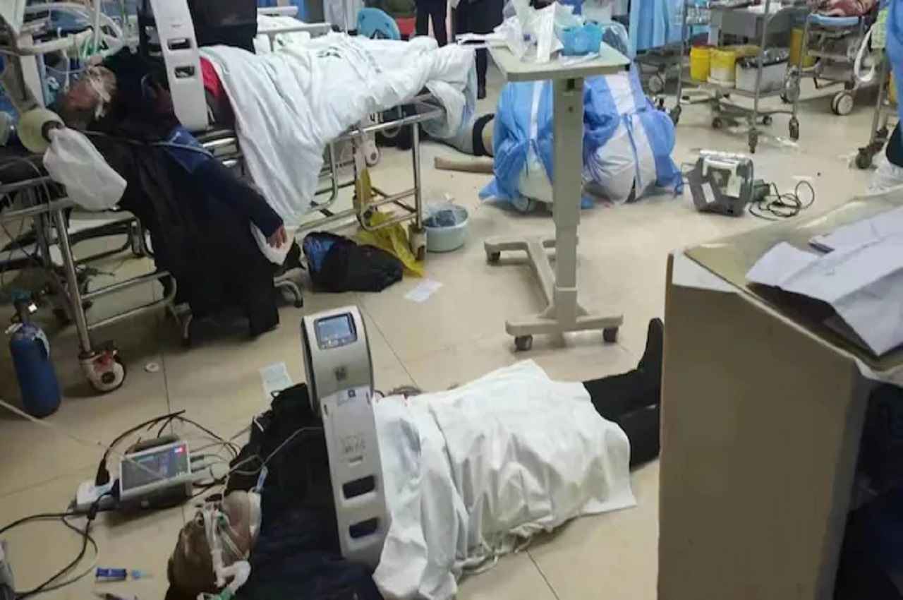 कोरोना में उछाल, चीन के अस्पताल में थका हुआ डॉक्टर गिरा, बीजिंग में हालात बेकाबू