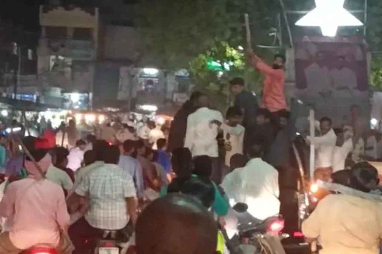 Andhra Pradesh: पुलिस की मौजूदगी में YSRCP और TDP के कार्यकर्ता आपस में भिड़े, हिंसक झड़प के बाद कई गिरफ्तार