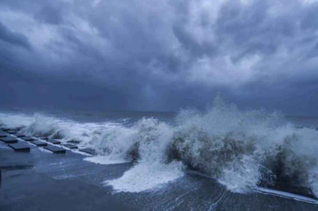cyclone Mandous: चेन्नई में तेज हवा के साथ मूसलाधार बारिश, खतरनाक हुआ चक्रवाती तूफान मंडौस