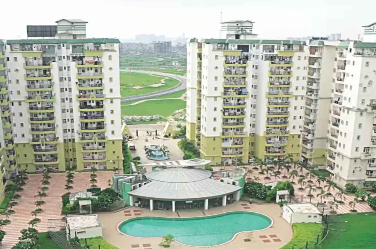 नोएडा में अविवाहित किराएदारों की बढ़ी मुसीबतें, एमरॉल्ड कोर्ट सोसायटी के अध्यक्ष ने फ्लैट खाली करने का थमाया नोटिस