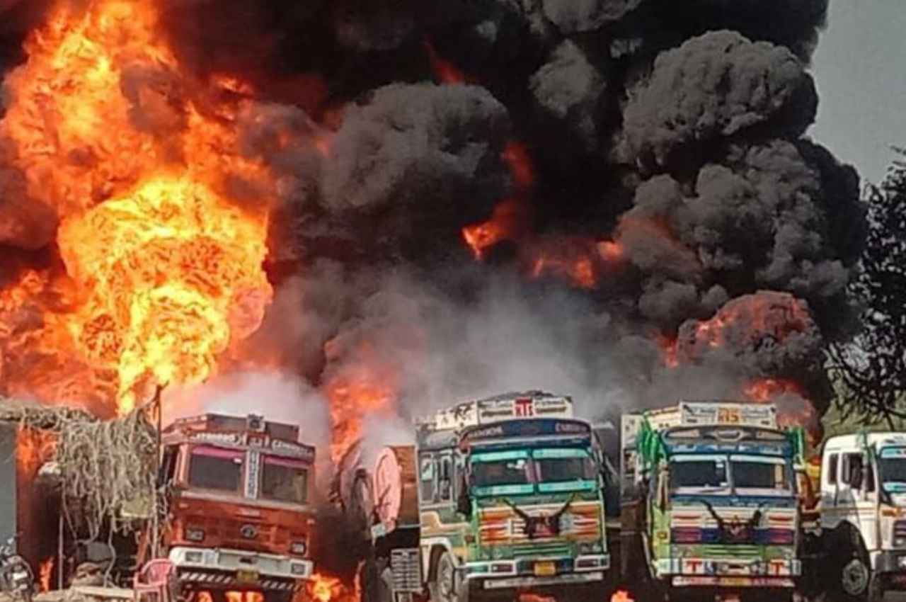 Ajmer: ब्यावर में ढ़ाबे पर खड़े 4 ट्रकों में लगी अचानक आग, करोड़ों का माल जलकर हुआ खाक