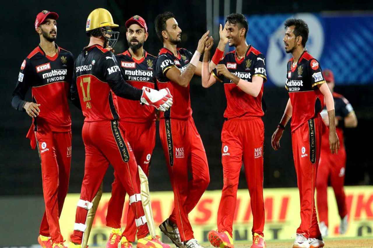 IPL 2023: 'सैम करन को खरीद नहीं सकती आरसीबी' ऑक्शन से पहले आकाश चोपड़ा ने बताई विराट की टीम के लिए स्ट्रेटजी