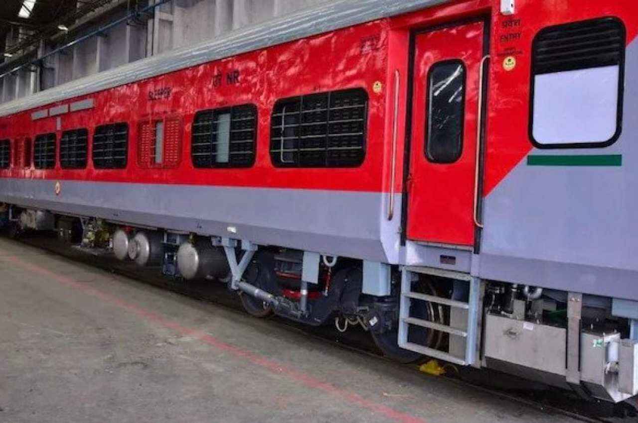 पानी की बोतल के लिए यात्री से वसूले अधिक पैसे, रेलवे ने ठेकेदार के खिलाफ की कार्रवाई