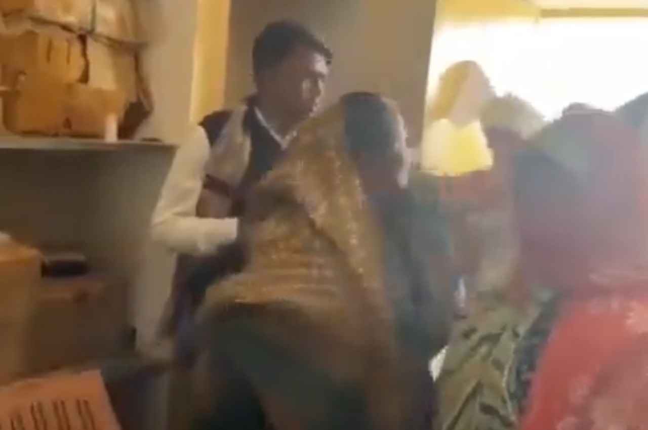 विधायक इंदिरा मीणा ने एक व्यक्ति को जड़ा थप्पड़, किसान से पैसे लेने की मिली थी शिकायत