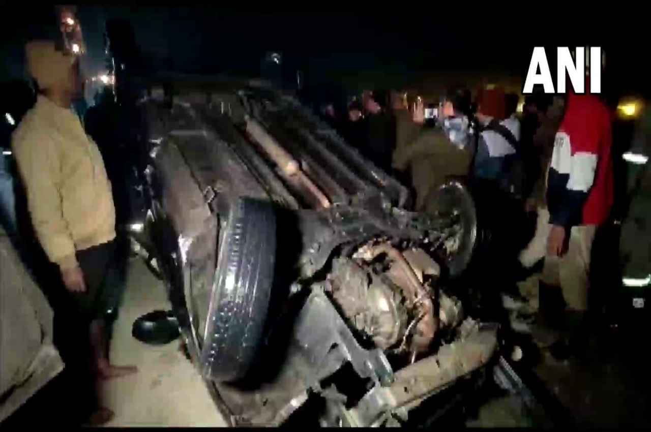 गोमती नदी में गिरी बेकाबू कार, महिला समेत दो लोग लापता, दो को पुलिस ने बचाया, जानें पालतू कुत्ते का क्या हुआ?