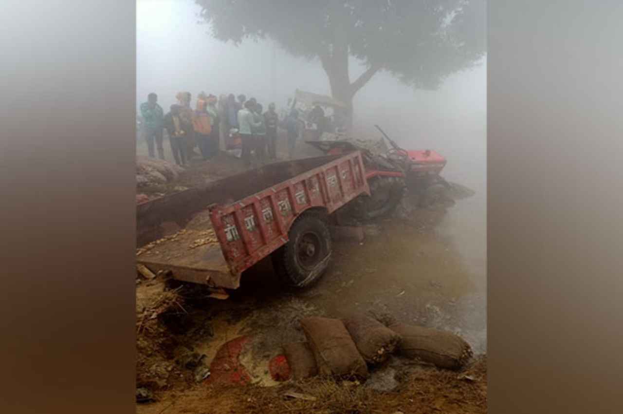 कोहरे के कारण UP में बड़ा हादसा; आलू की बोरियों से लदी ट्रैक्टर-ट्रॉली खाई में पलटी, दो की मौत
