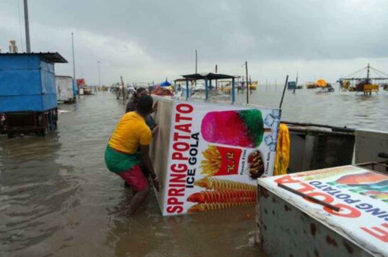Cyclone Mandous: तमिलनाडु में तबाही लेकर आई 'मैंडूस', चार लोगों की मौत, छतें उड़ीं तो कहीं डूबी दुकान