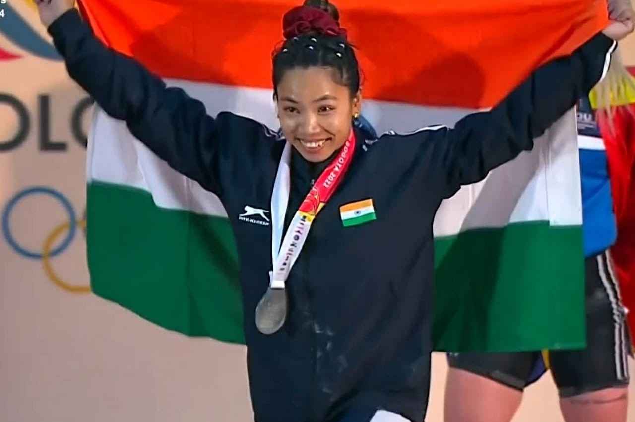 Weightlifting World Championships में मीराबाई चानू ने ओलंपिक चैंपियन Hou Zhihua को हराकर सिल्वर मेडल जीता