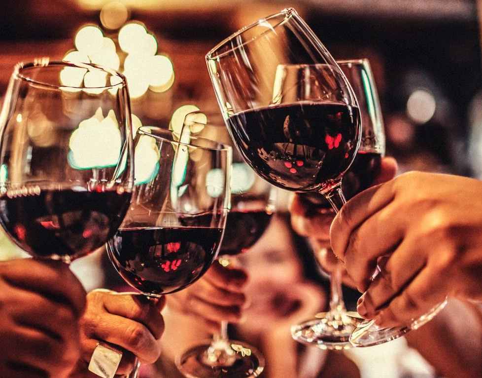 क्रिसमस और न्यू ईयर पार्टी के लिए अवैध रूप से नोएडा लाई शराब पुलिस ने पकड़ी, कीमत उड़ा देगी होश