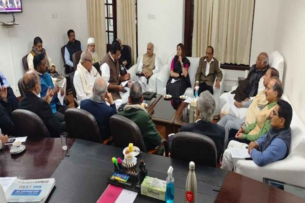 Parliament Winter Session: तवांग झड़प को लेकर चर्चा से इनकार पर कांग्रेस और TMC सांसदों ने किया सदन से वॉकआउट
