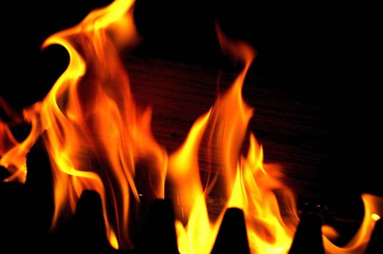 दिल्ली: ग्रेटर कैलाश पार्ट 1 में फीनिक्स अस्पताल के बेसमेंट में लगी आग, दमकल की 5 गाड़ियों ने पाया काबू