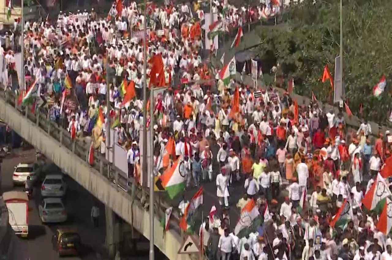 Video: एकनाथ शिंदे सरकार के खिलाफ मुंबई में महाराष्ट्र विकास अघाड़ी का 'हल्ला बोल', विरोध मार्च में हजारों की भीड़