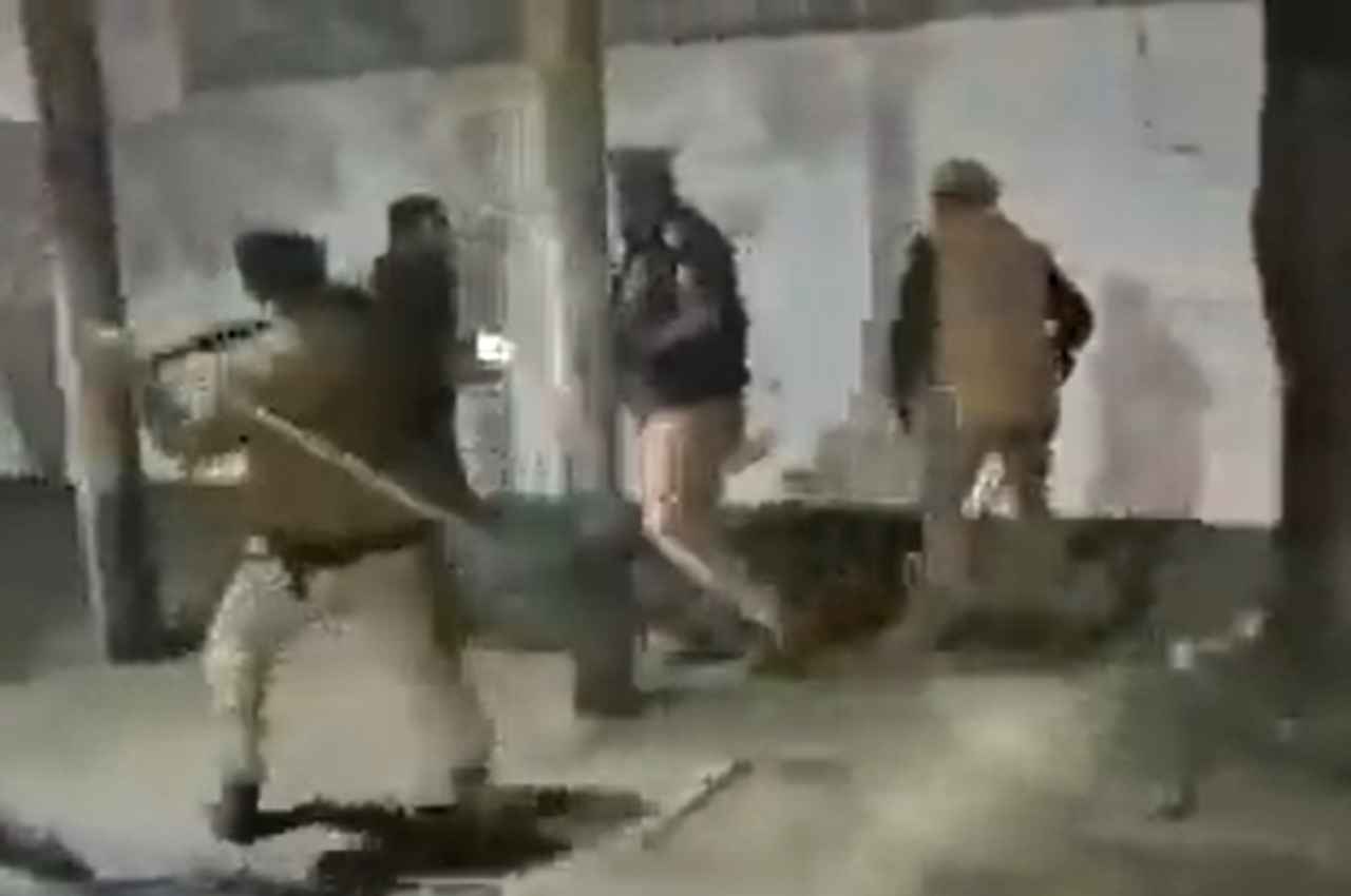 Rampur By-Election: रामपुर एसपी ऑफिस के बाहर धरना दे रहे थे सपाई, आधी रात को पुलिस ने ऐसे हटाया