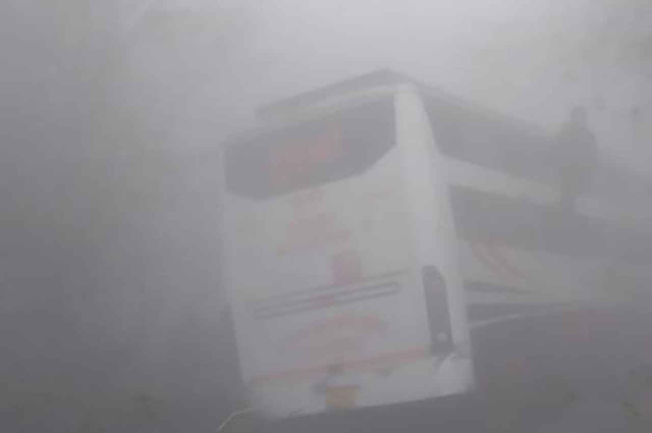 UP Accident News: नोएडा के दनकौर में कंटेनर से हुई बस की टक्कर, एक यात्री की मौत, 10 घायल
