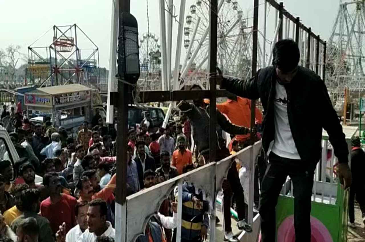 Ujjain Crime News: कार्तिक मेले में युवक की हत्या मामले में मचा बवाल, झूलों में तोड़फोड़, धर्म विशेष के 5 आरोपी गिरफ्तार