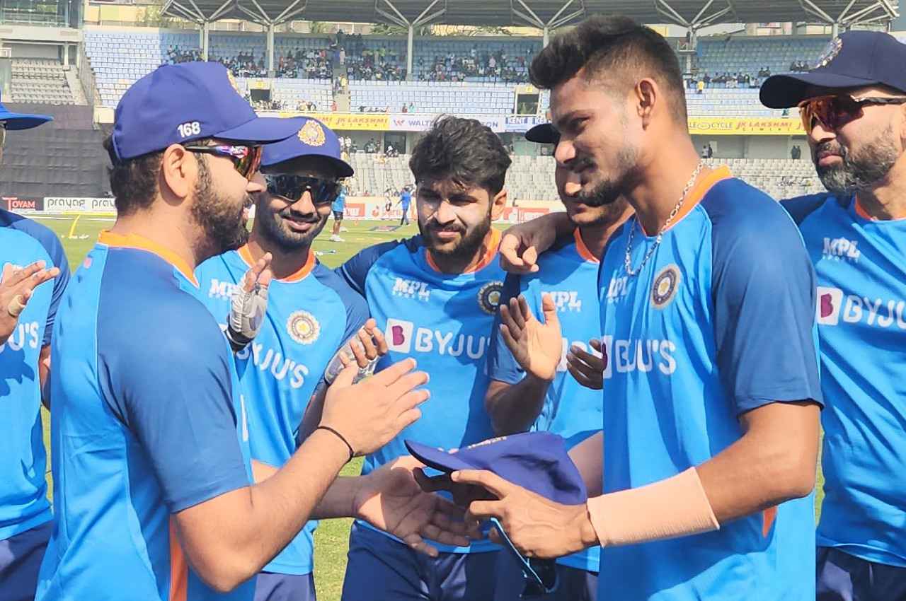 IND vs BAN:  टीम इंडिया के लिए तूफानी गेंदबाज ने किया डेब्यू...गेंद से बरपाता है कहर...रोहित ने दिया कैप