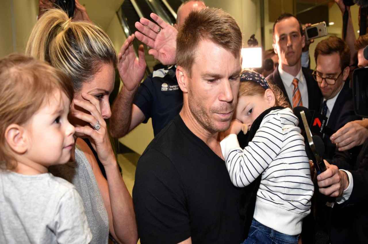बॉल टेंपरिंग विवाद 2016: 'अधिकारियों ने ड्रेसिंग रूम में घुसकर'...David Warner के मैनेजर ने किया बड़ा खुलासा....