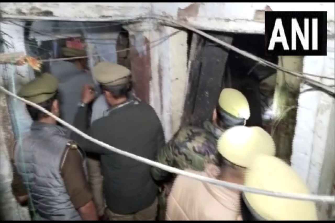 वाराणसी में सिलेंडर फटने से मकान की छत उड़ी, मलबे में दबा परिवार, महिला की मौत