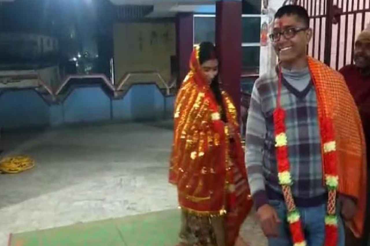प्यार की कोई उम्र नहीं होती: अंग्रेजी पढ़ाते-पढ़ाते 50 साल के टीचर ने 20 की स्टूडेंट को पढ़ा दिया LOVE का चेप्टर, फिर जो हुआ वो हैरान कर देगा