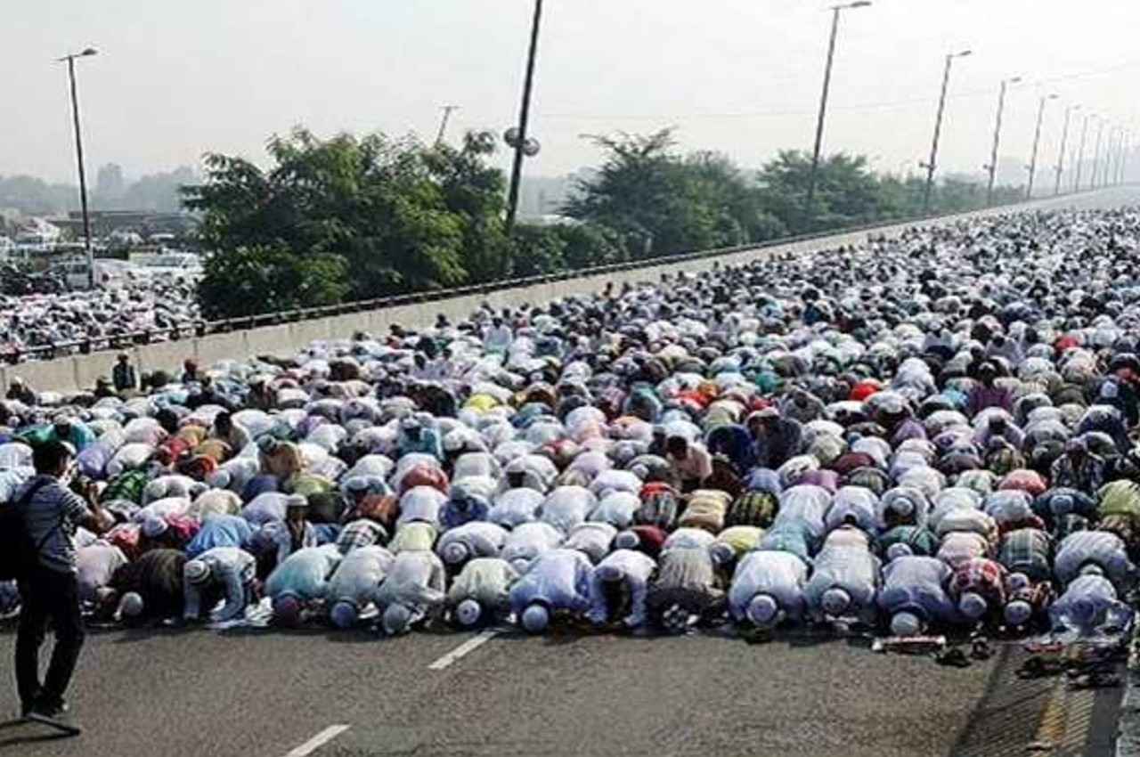 Haryana News: हरियाणा में खुले में नमाज का विरोध, बजरंग दल ने की नारेबाजी; तनाव का माहौल