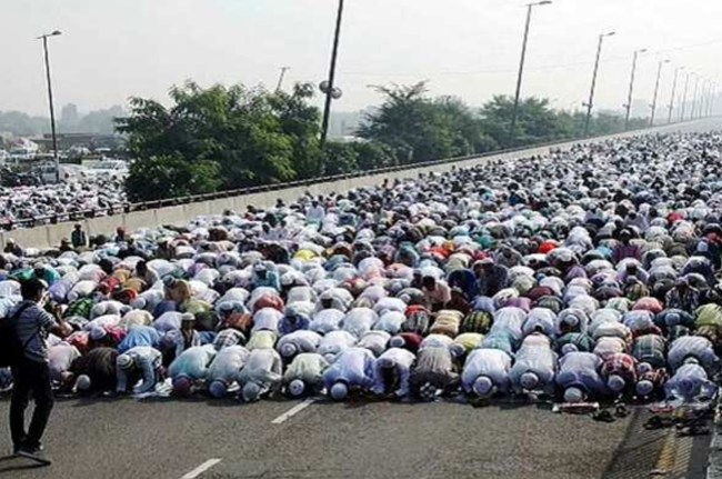 friday prayers गुरुग्राम में खुले में नमाज का विरोध।