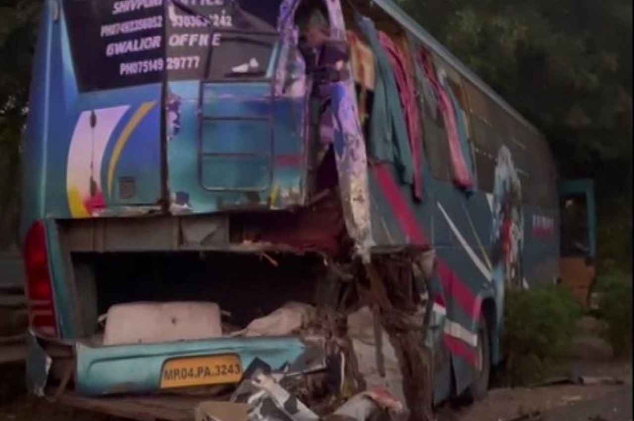 UP Accident News: ग्रेटर नोएडा एक्सप्रेसवे पर दो बसों के बीच जोरदार टक्कर; 3 यात्रियों की मौत, 2 की हालत गंभीर