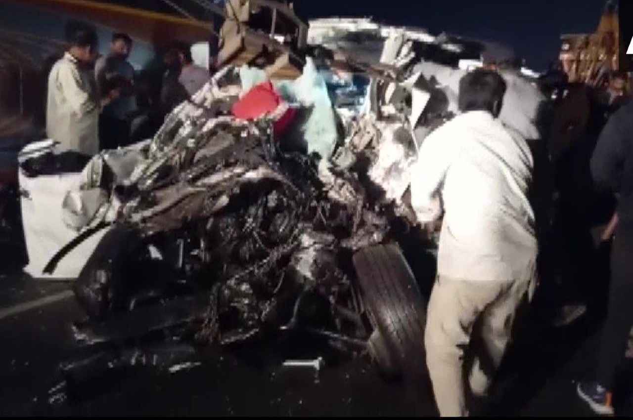 Gujarat Road Accident: गुजरात के नवसारी में भीषण सड़क हादसा, बस और SUV की टक्कर में 9 लोगों की मौत, 32 घायल