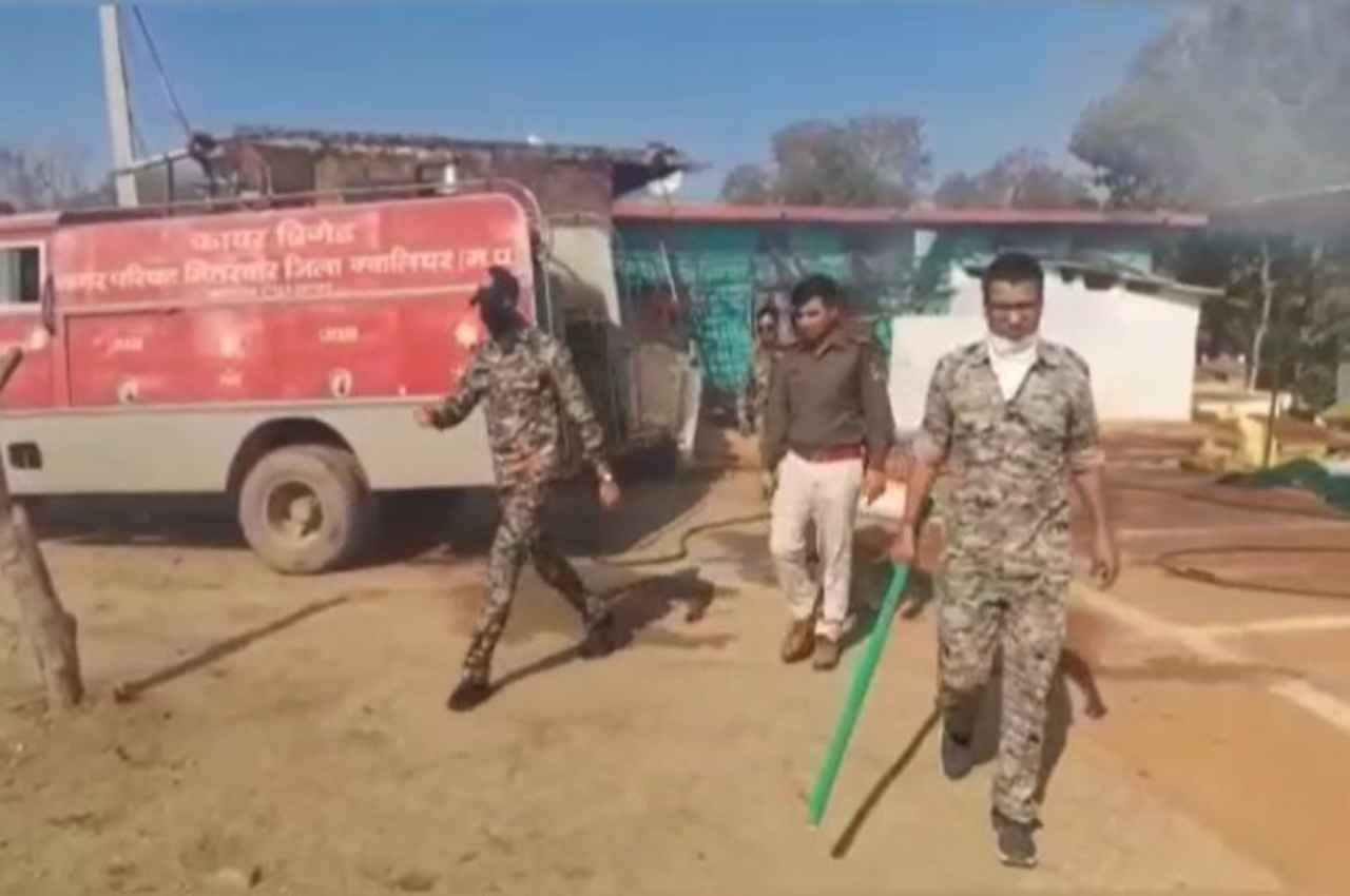 Gwalior Crime News: बुजुर्ग की पीट-पीटकर हत्या, परिजनों ने आरोपियों के घरों में लगाई आग, मौके पर बड़ी संख्या में पुलिस तैनात